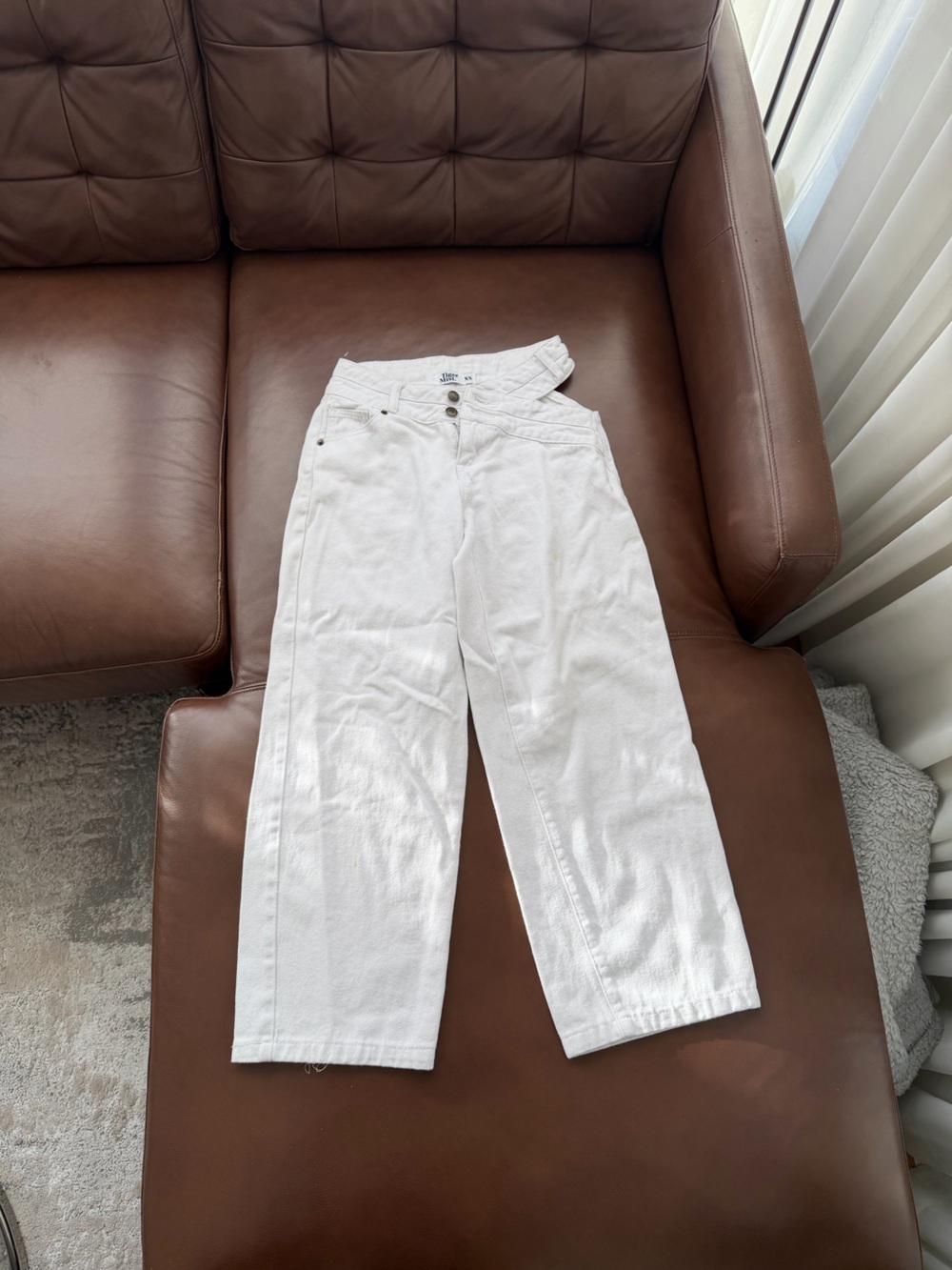 Tigermist cut out White High-Waist Straight Jeans